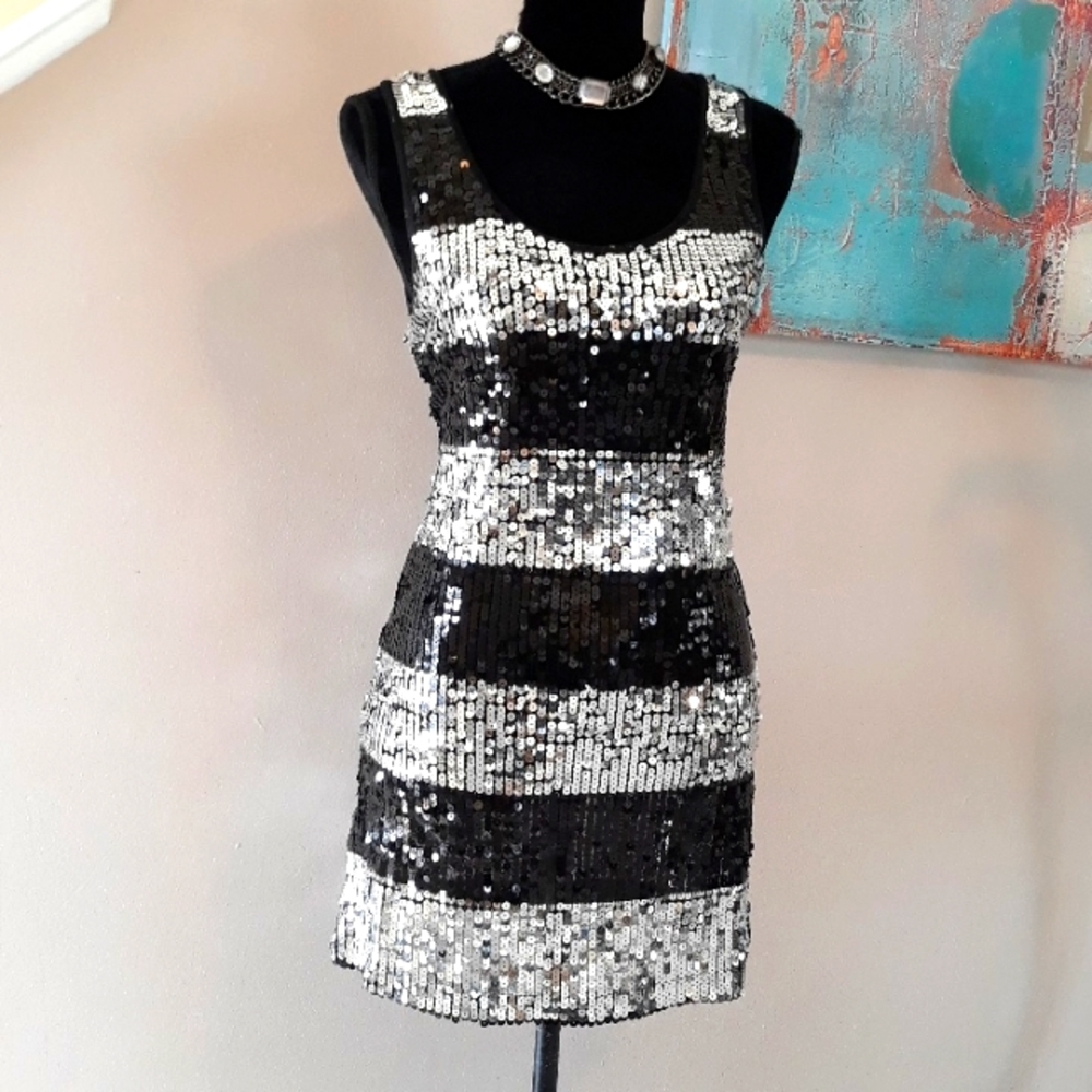 Forever 21/ Black / Silver/ Sequined/ Sleeveless /Party Dress/ Size M